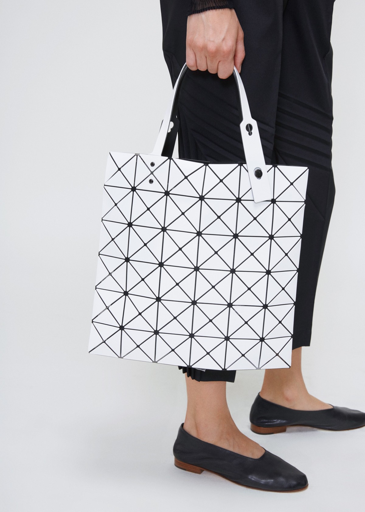 三宅一生的香水与包包,都没有易烊千玺身穿的三宅一生衬衣火!