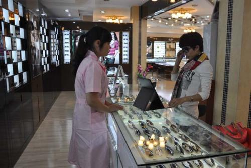 开个眼镜店需要加盟吗,没有什么经验可以开眼镜店吗