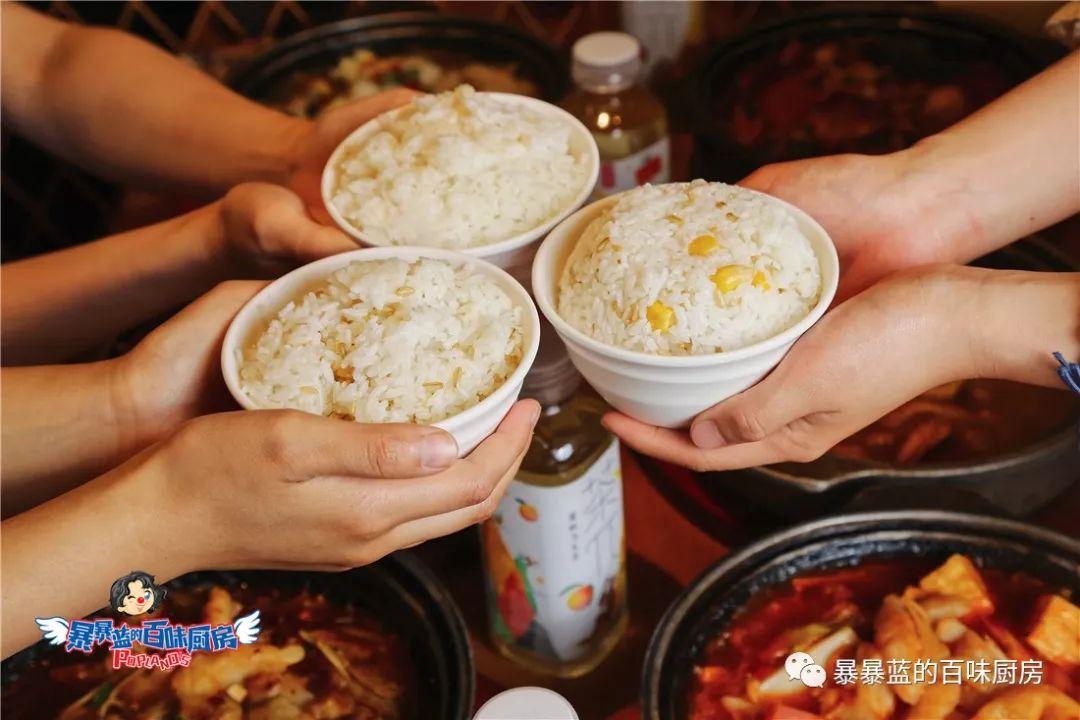 一到饭点店里就坐满了人,一到饭点全是食客