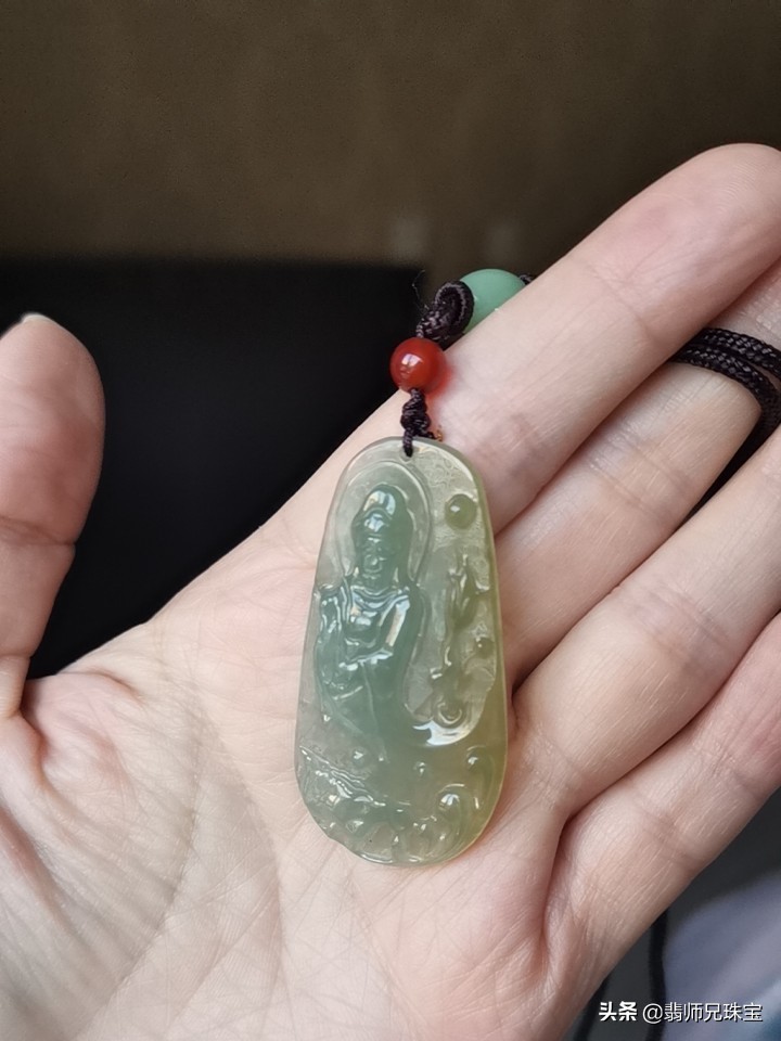 翡翠手镯颜色变浅了是假的吗,翡翠手镯戴着变色是什么原因