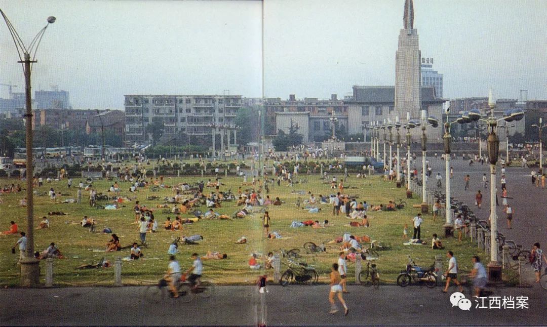 带着时代烙印的老照片,和你穿越到不同年代的八一广场