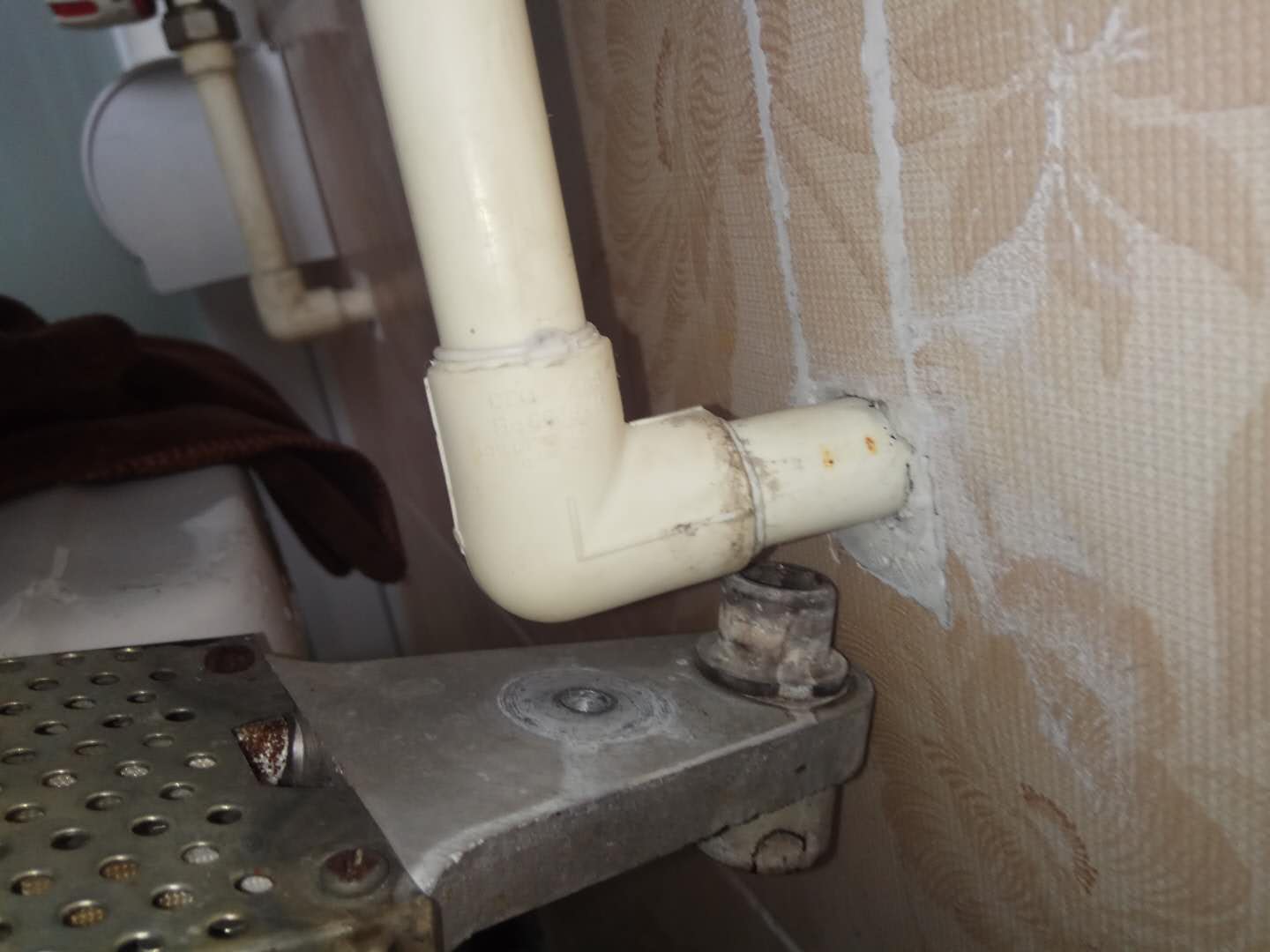 暖气管子弯头漏水简单补救,ppr水管热熔接头漏水怎么办