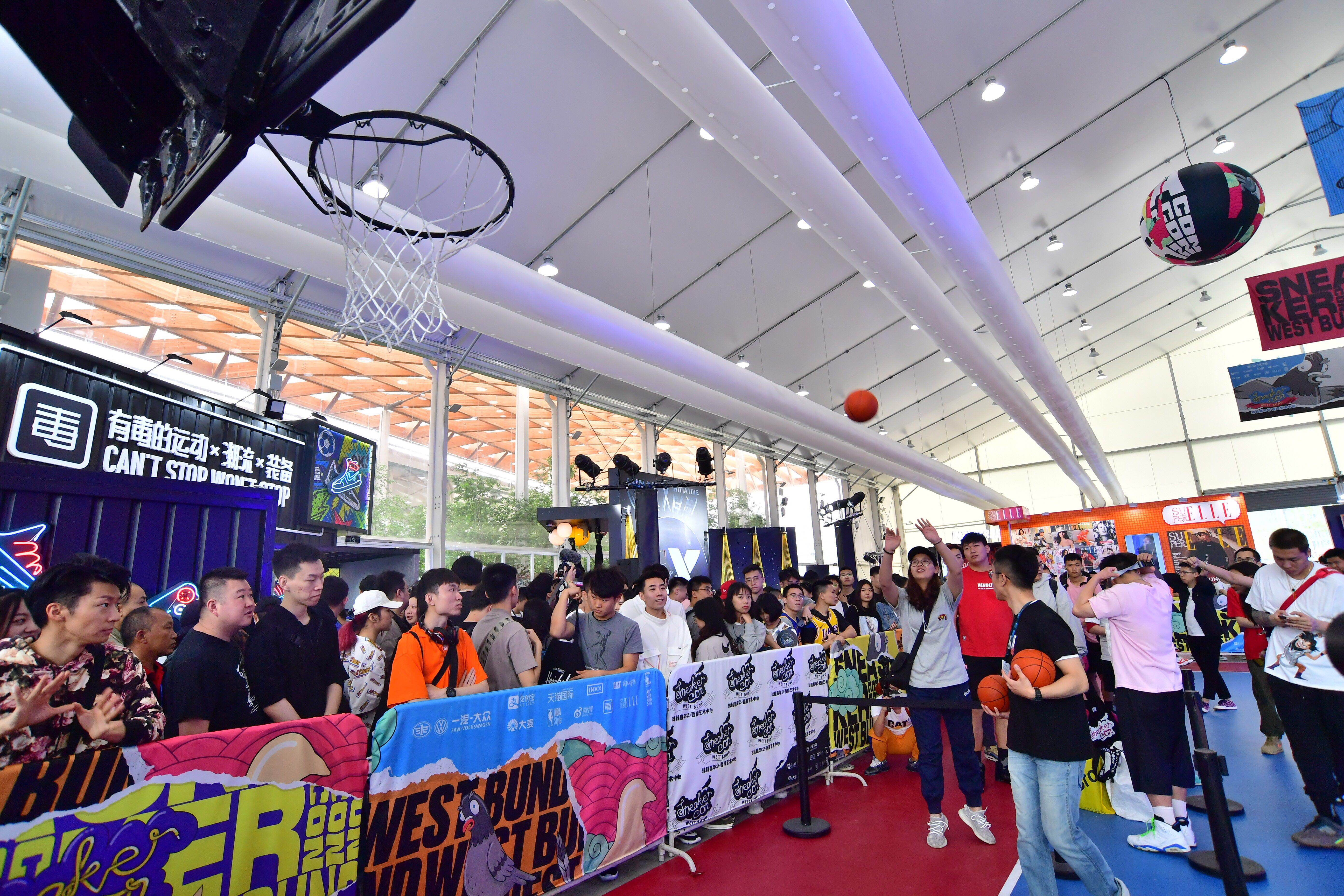 卡特彼勒黑色挖掘机,卡特彼勒鞋子和挖掘机