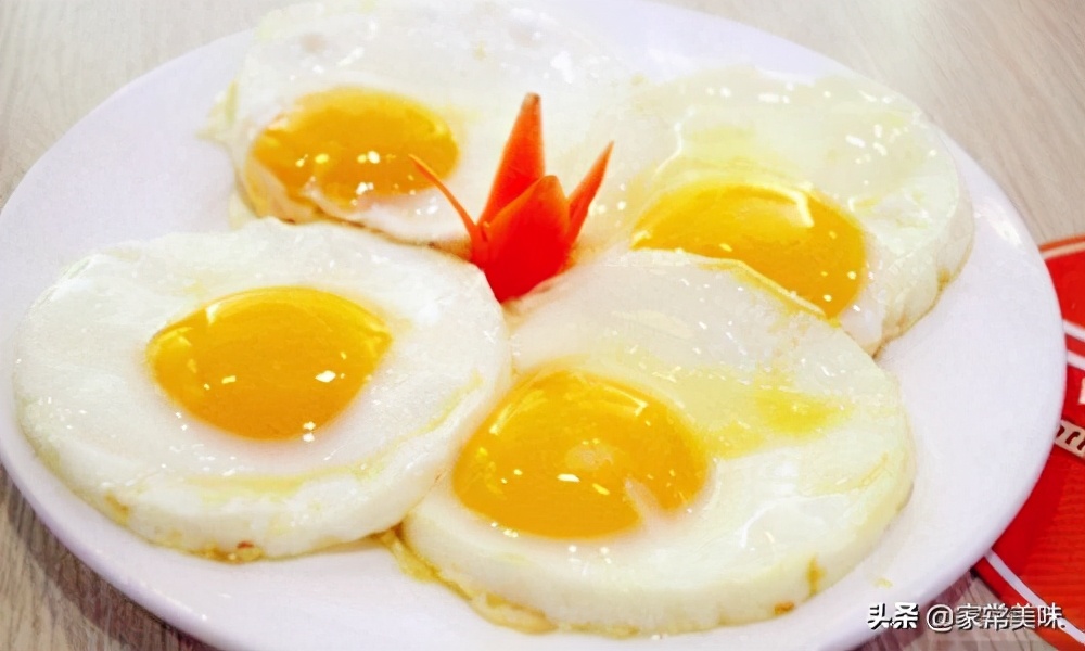 煎鸡蛋先放酱油,煎鸡蛋先放油还是先放鸡蛋