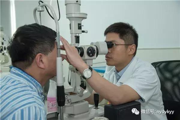 左眼失明且瞳孔变灰了,眼睛进沙子导致失明