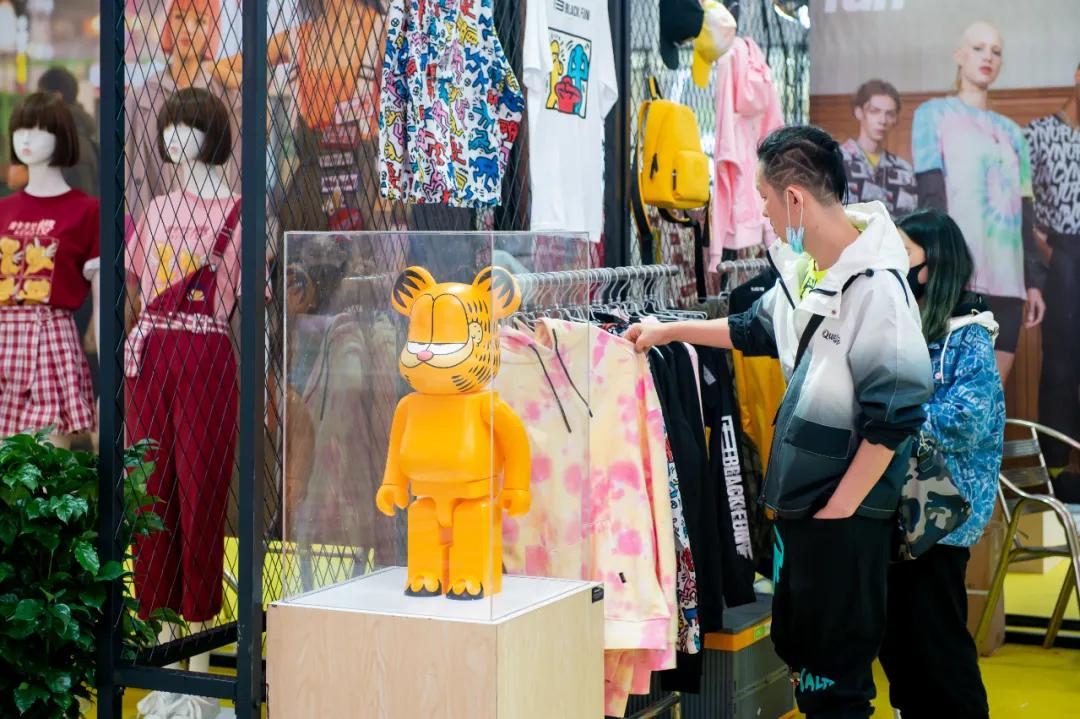 渝中周末市集,周末逛市集看潮雕秀