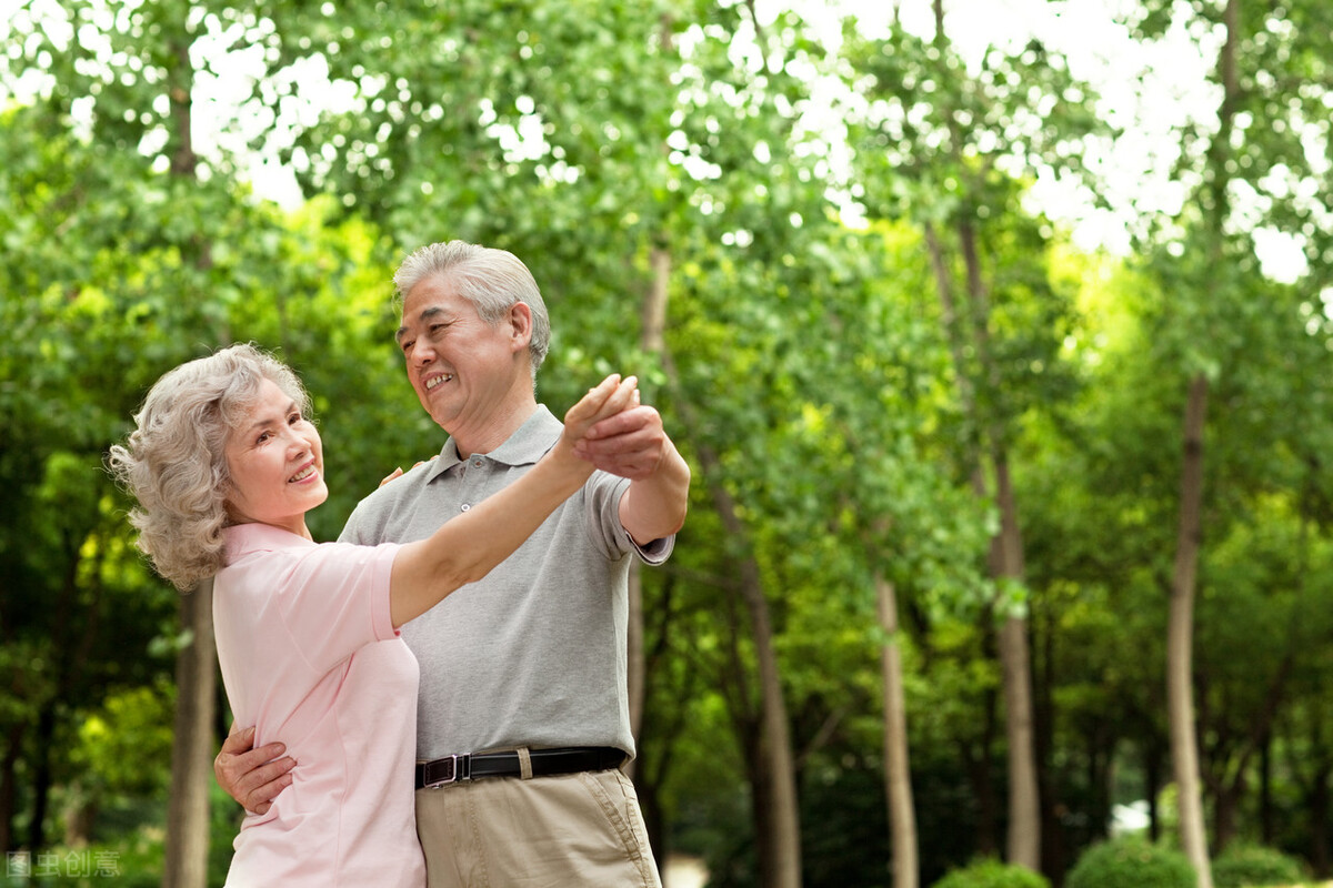 62岁老年人跳的广场舞蹈,退休老人该不该去跳广场舞