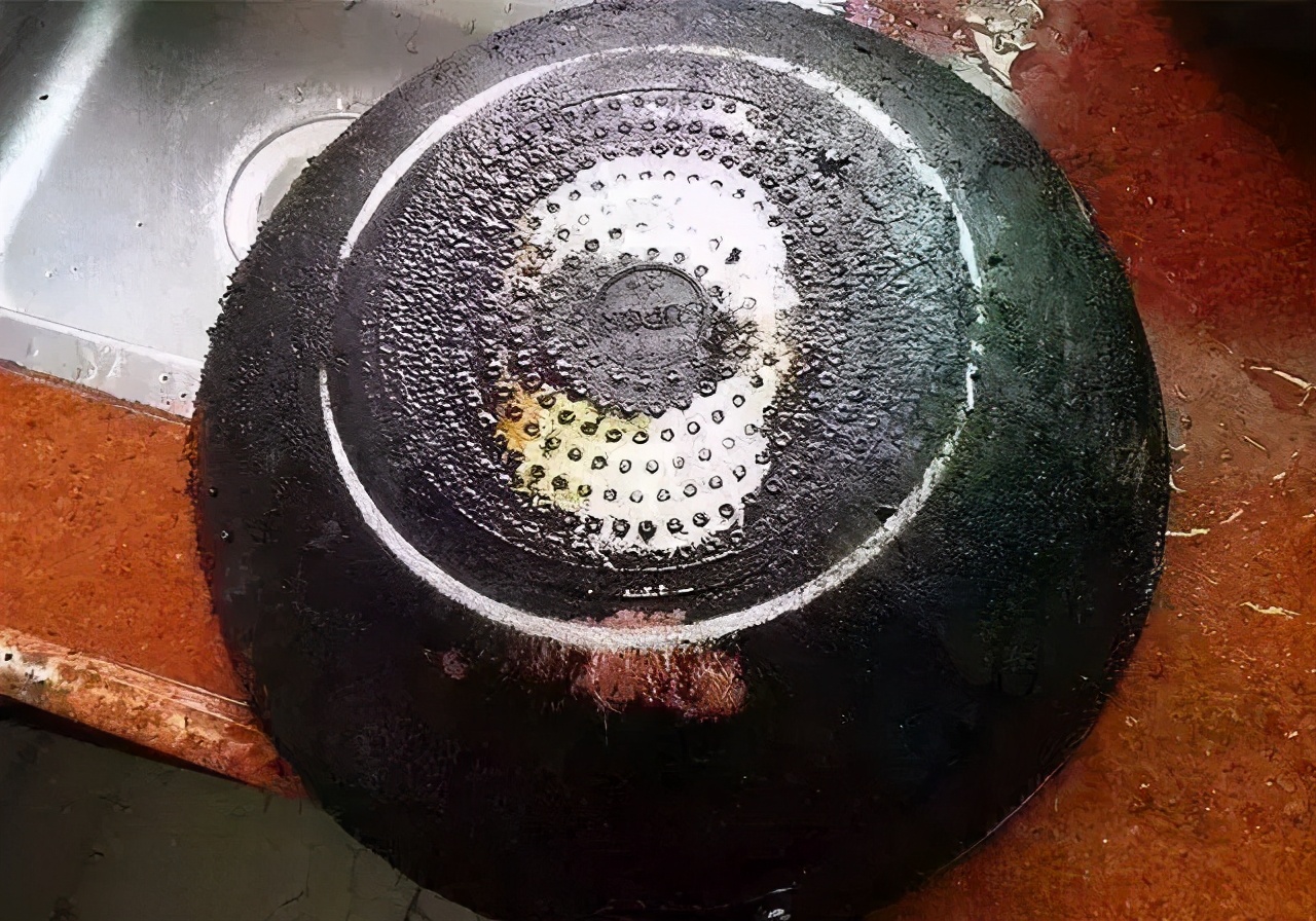 灶台油垢太脏难清洁,灶台油污太重粘一起怎么解决