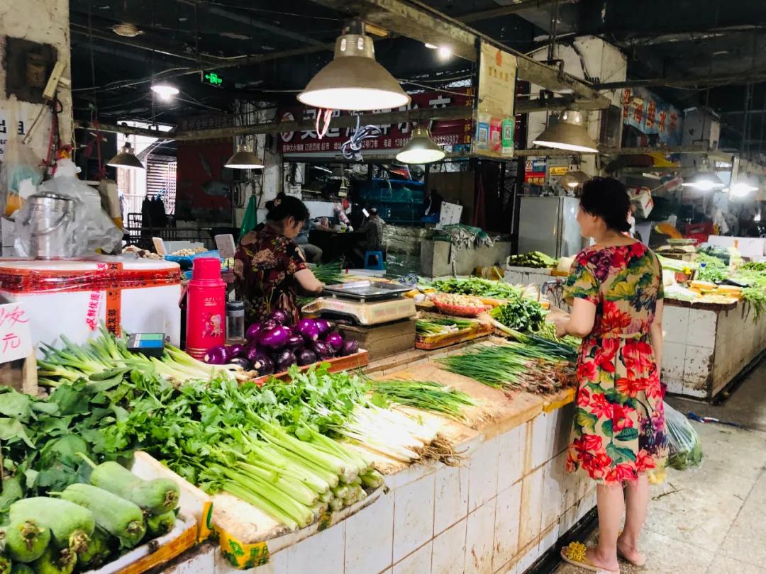 重庆这个24层没有电梯的高楼！直逼40℃的天气仍然有人前来打卡