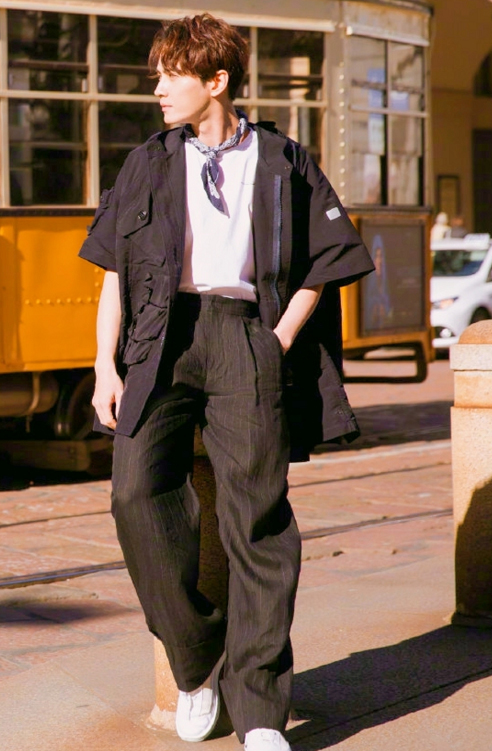 徐正溪拼接牛仔马甲,徐正溪穿搭图片