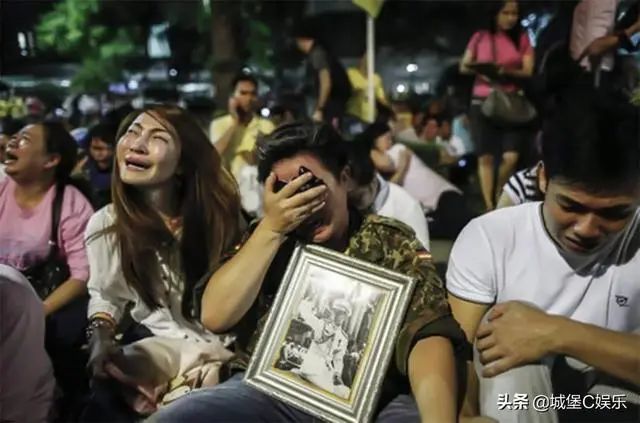 同为皇家卫队，同是意外晕倒，泰王室的处理与英王室却截然不同