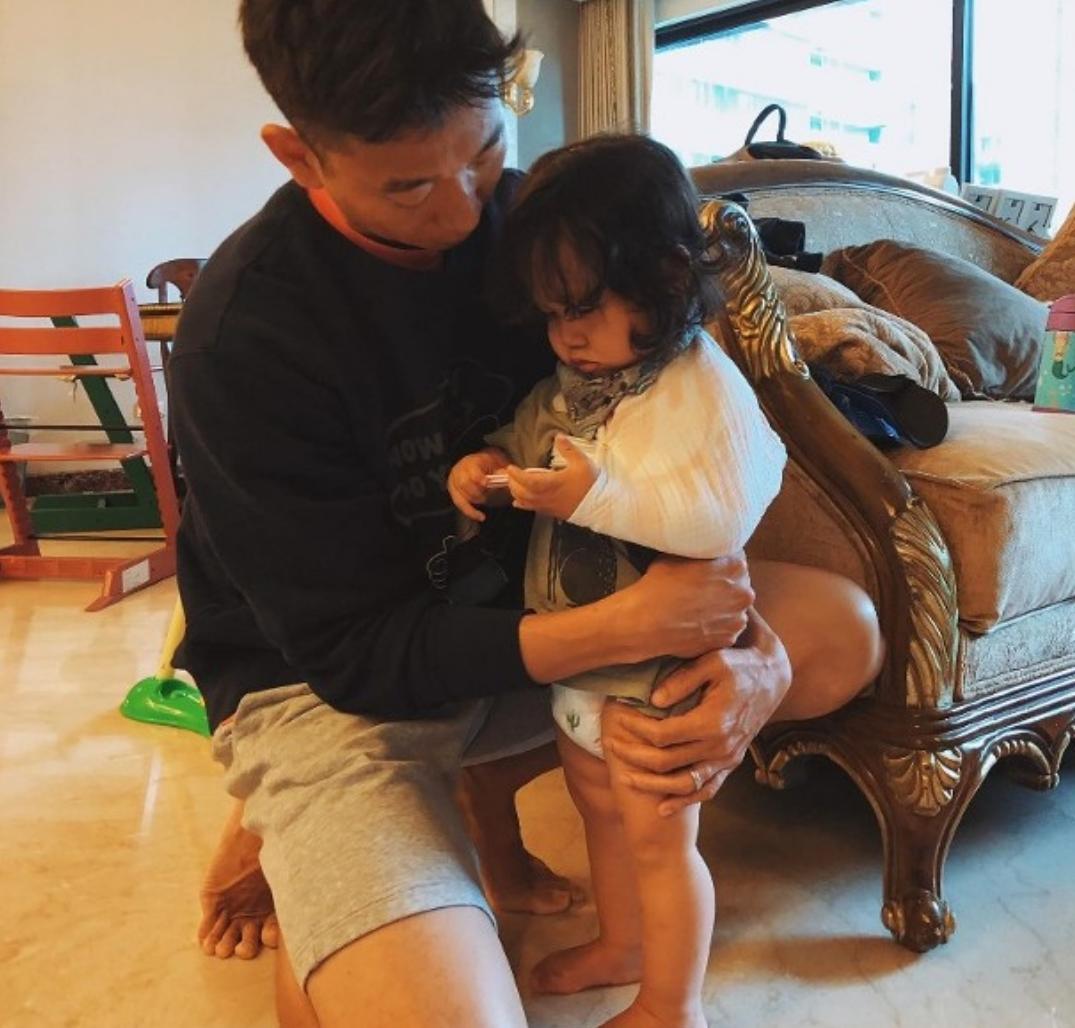 隋棠儿子“爱的迫降”导致锁骨断裂为解闷变身“纸尿裤超人”