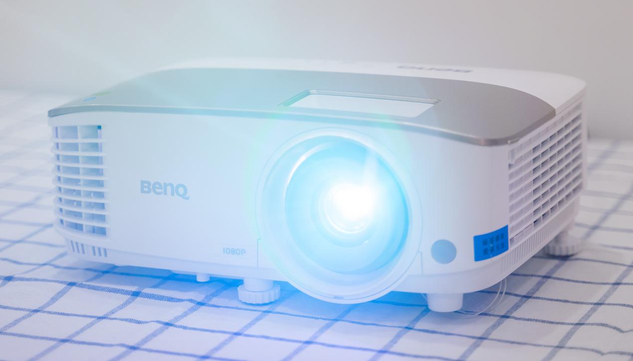 喜欢看电影买电视还是投影仪,喜欢看电影买投影仪