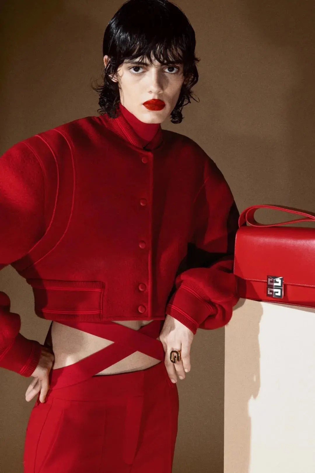 超级显白的色系穿搭快get起来吧,今年流行的亮色系穿搭叫什么