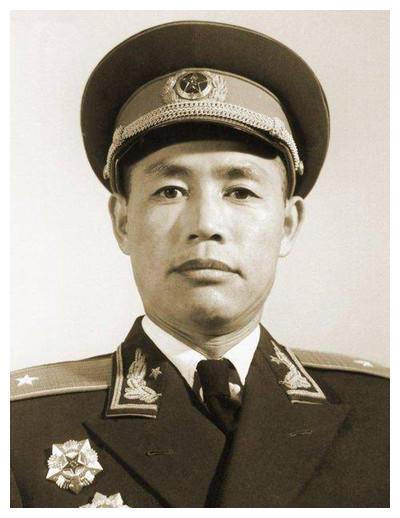 敌人到边境朝我开枪，开国少将邓岳大怒，下令：用刀捅，不留活口