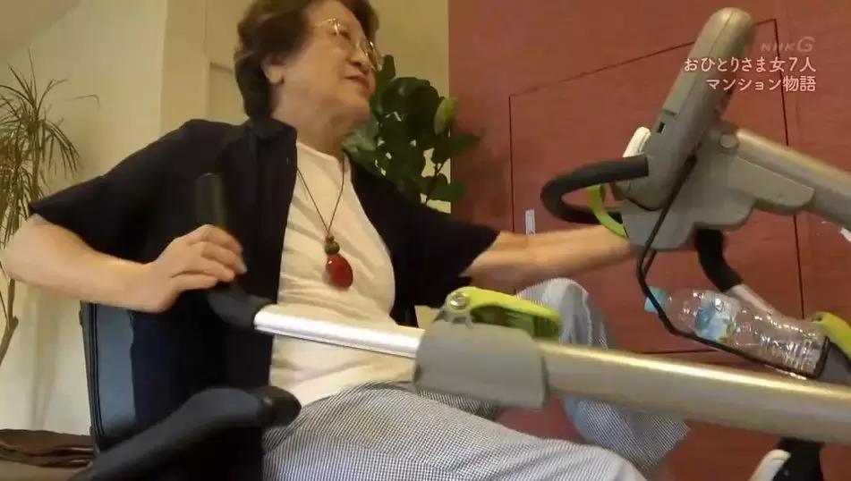 一辈子没结婚，7个单身女人买房同居10年，80岁了还染发.......