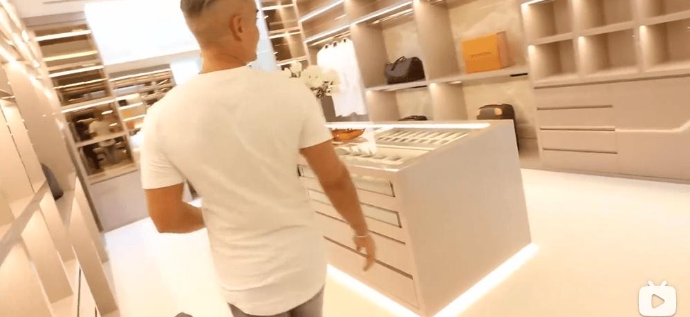 迪拜小哥豪宅,迪拜土豪哥卖劳斯莱斯