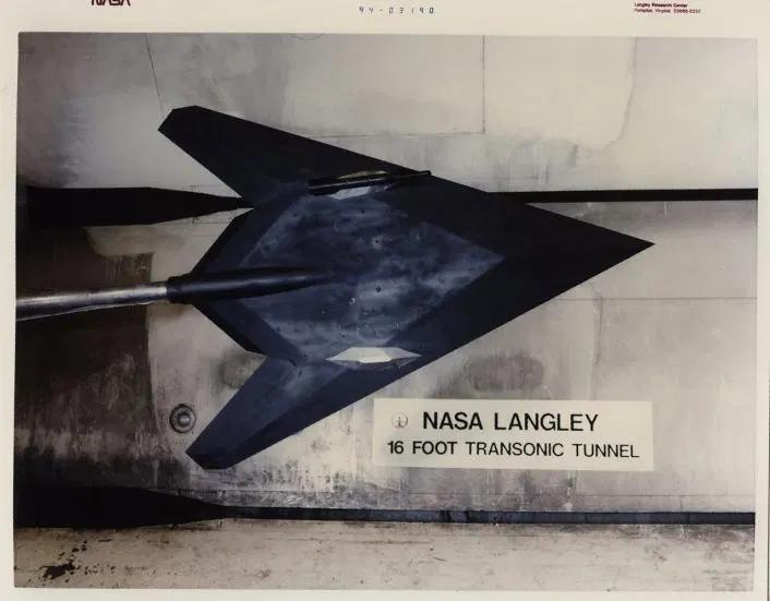 美军f-22战斗机,美军隐形战斗机f117