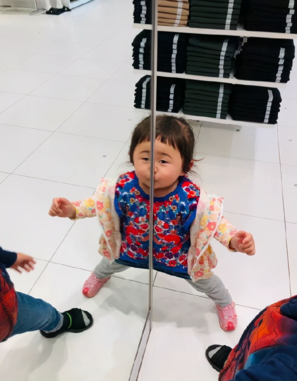 搞笑gif趣图兄弟们来跟我一起摇摆,大哥搞笑动图gif