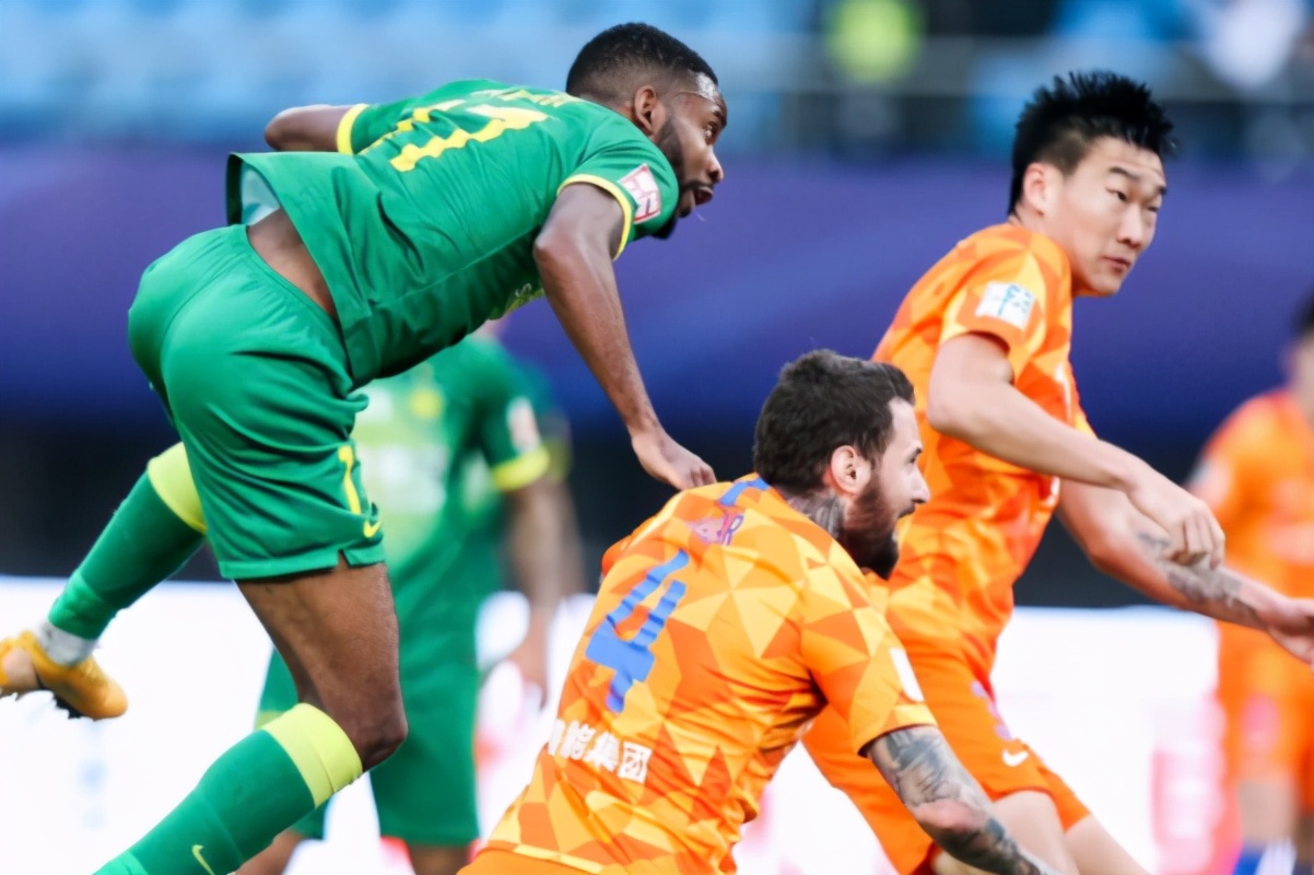 鲁能球员怒怼球迷视频,鲁能全队炮轰判罚