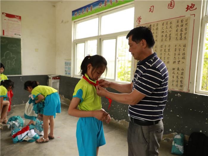 六一儿童节献爱心慰问活动,关爱困境儿童六一慰问暖童心