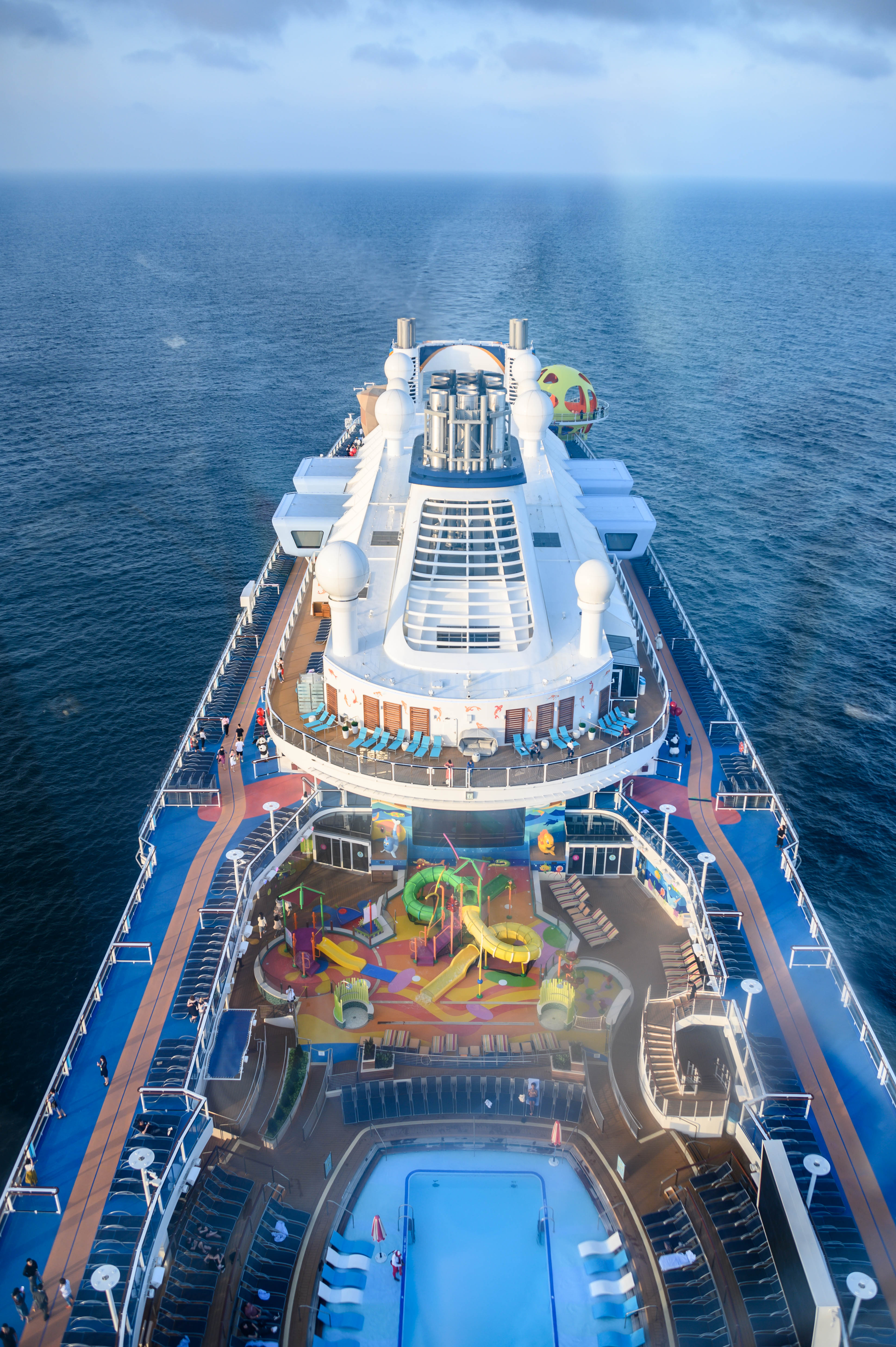 世界第一艘豪华邮轮,世界最大豪华邮轮首航