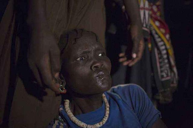 非洲最野蛮的陋俗，新娘为向丈夫表忠心，必须接受割礼