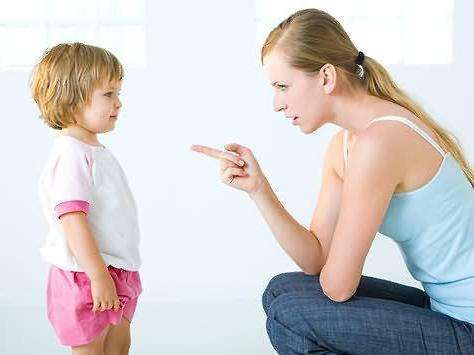 孕妇被熊孩子踢到肚子流产了,熊孩子压在孕妇妈妈肚子导致流产