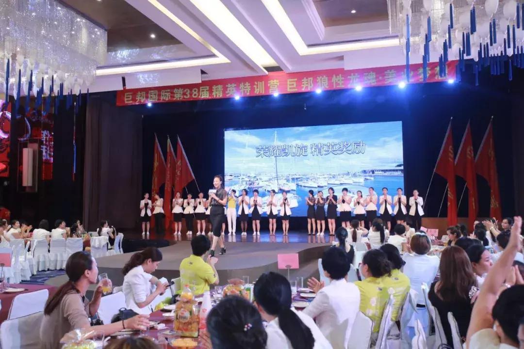 巨邦快乐集结号丨看见了,其中一艘游艇上,是我们的船长大舅哥