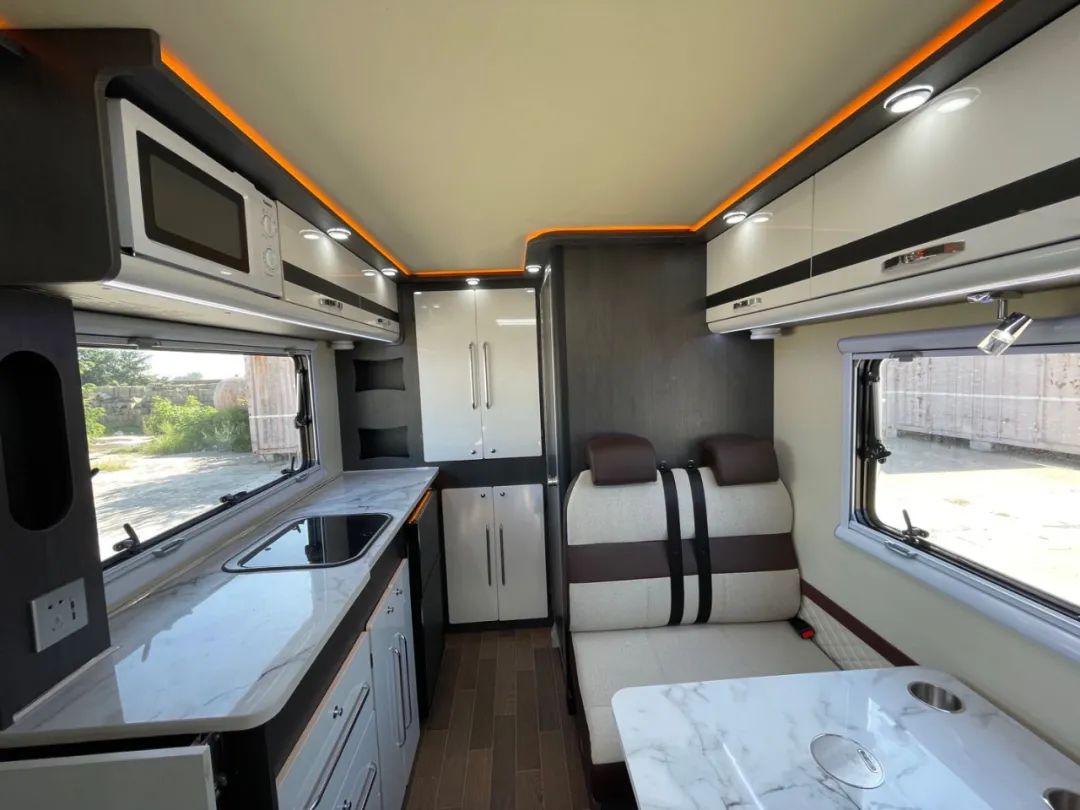 爱旅途t70四驱皮卡房车后横床,爱旅途房车t90和t70底盘有什么区别