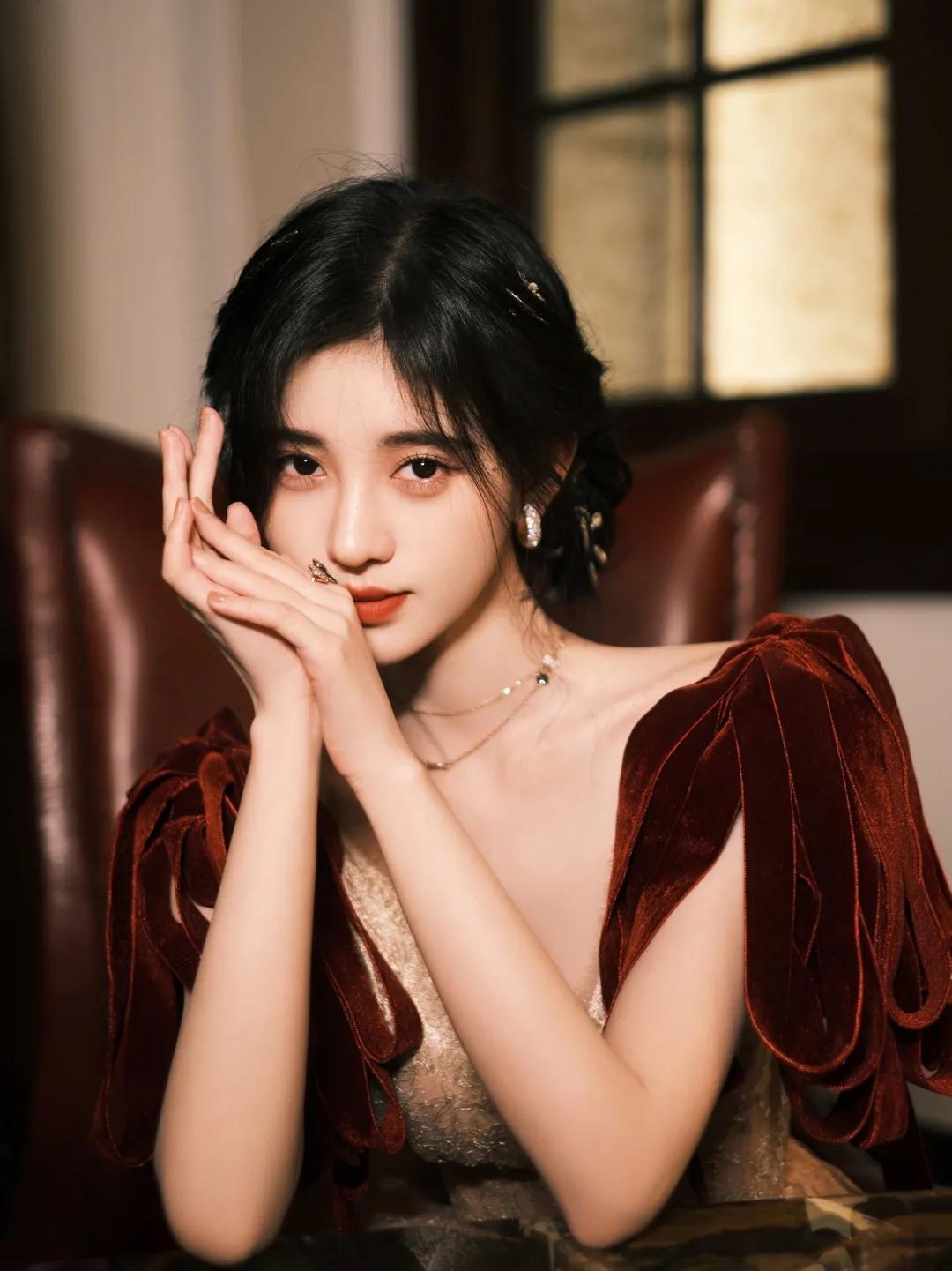 最新明星红毯珠宝,女明星红毯封神造型礼服