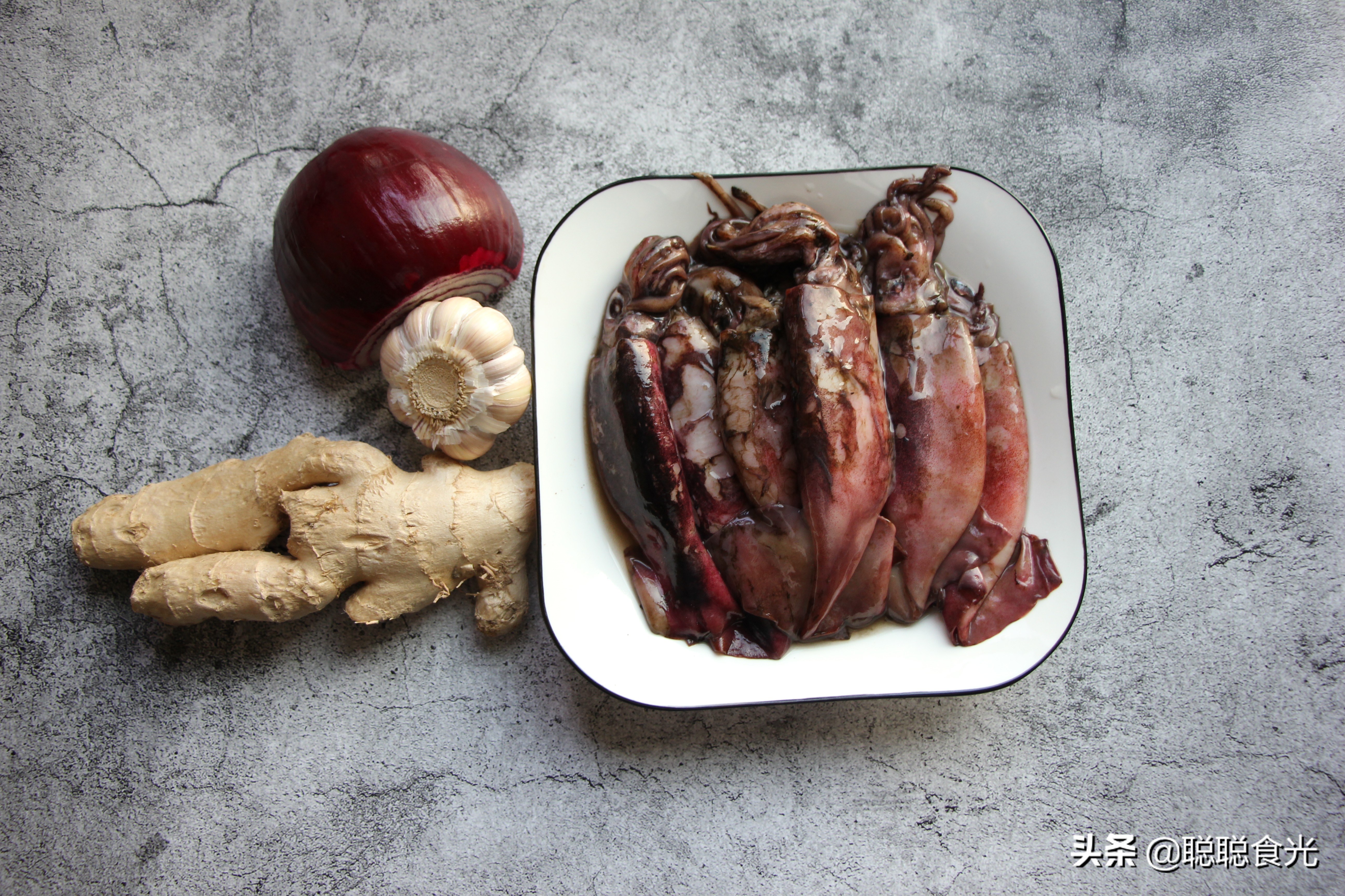 它叫鱼却不像鱼,炒什么鱼好吃又下饭