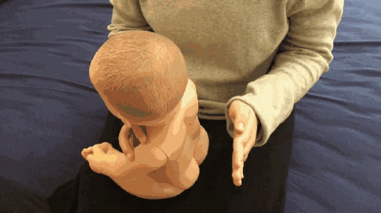 婴儿溢奶吐奶的预防方法,婴儿溢奶吐奶如何解决