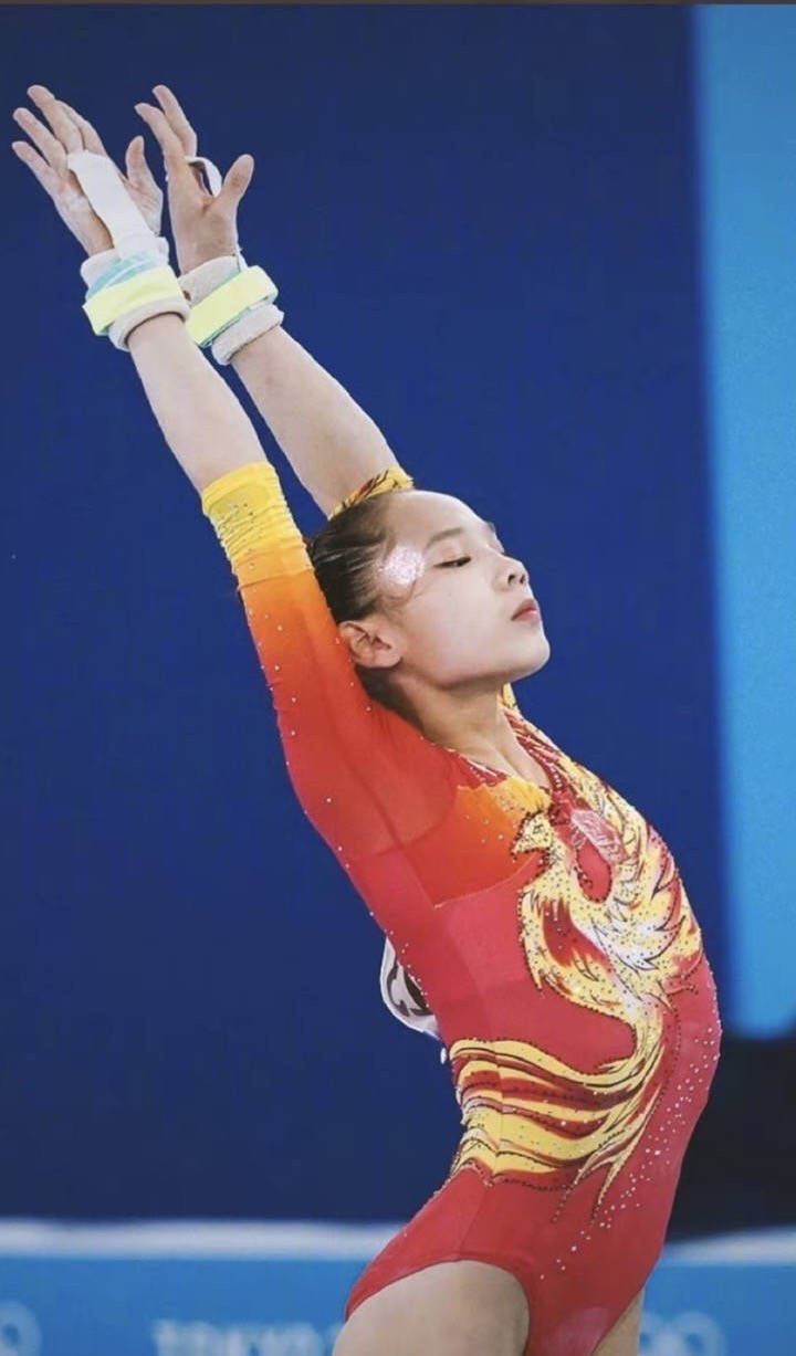 中国体操白衣服,体操服中国红