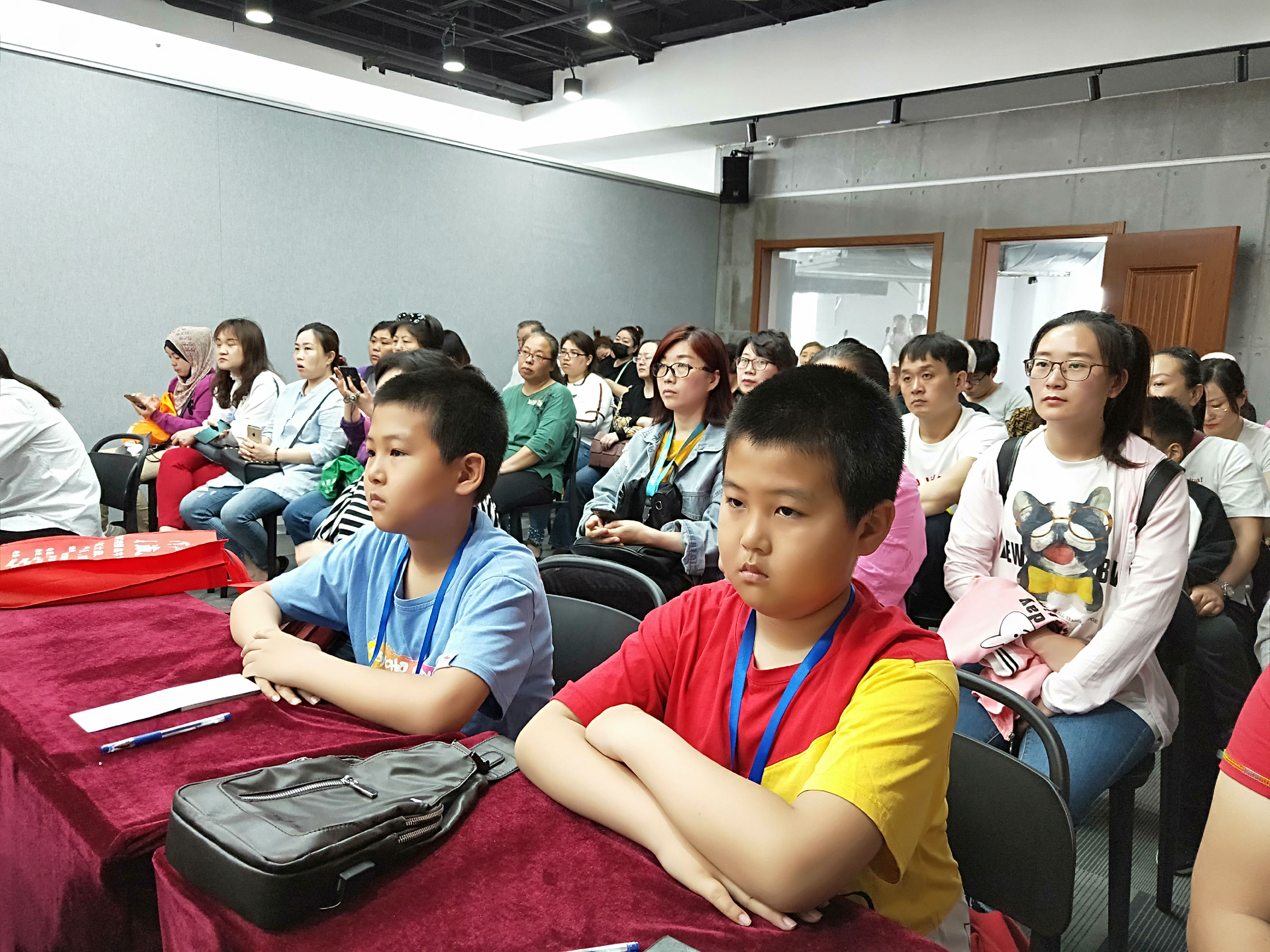 听“记者是怎样炼成的”看报纸是如何印刷的，冀东版小记者公开课精彩纷呈