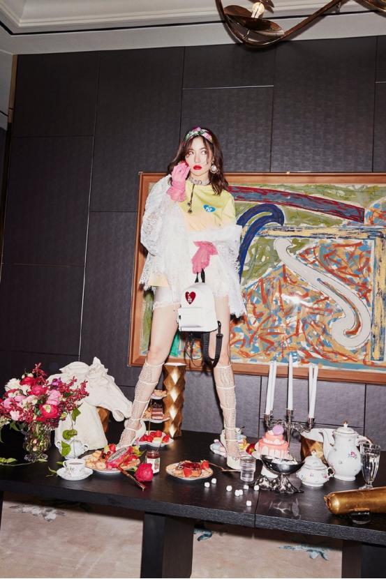 泫雅吊带格子裙,泫雅白色蕾丝上衣舞台