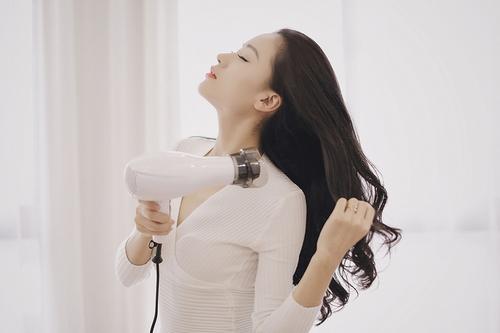 头发油腻稀疏的补救方法,头发油显得头发稀疏怎么办