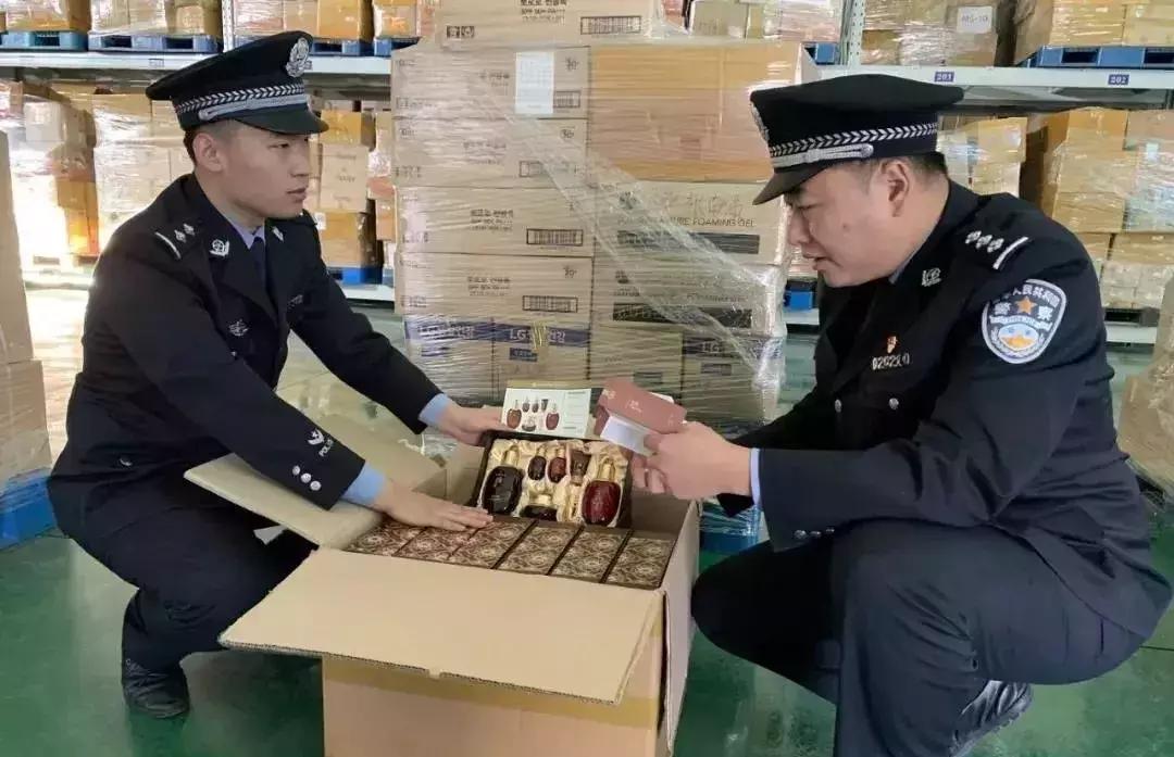 女子和孩子进家门被尾随,女童在小区被陌生男人尾随