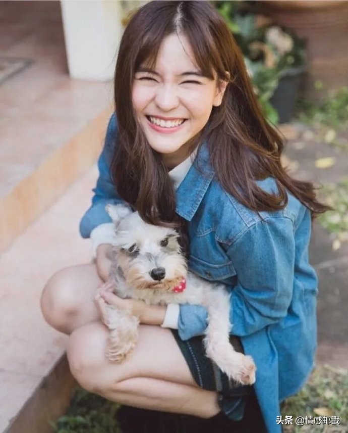 泰式小清新李海娜，笑起来眉眼弯弯的，真的甜到心坎里去了