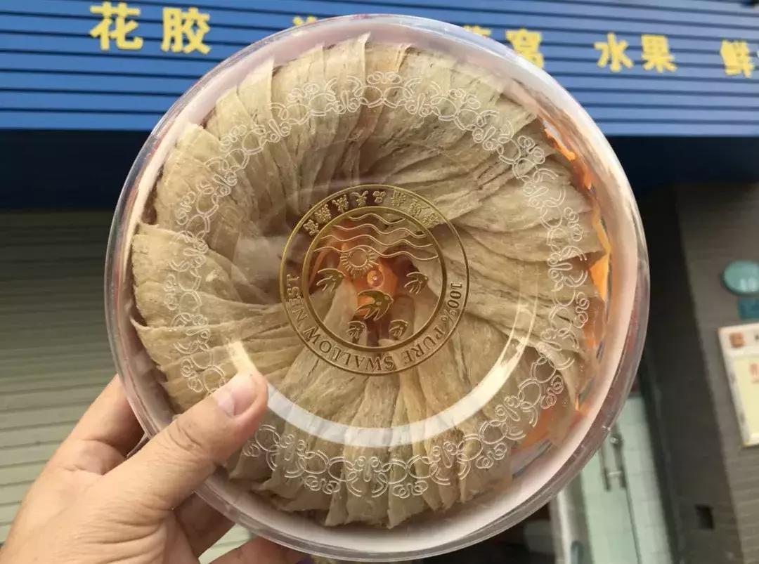 能给圣诞老人换衣服？这个圣诞嘉年华在搞什么名堂？！