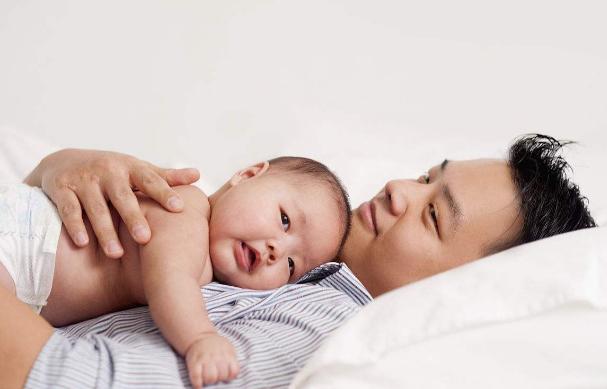 新生宝宝肚子鼓鼓的一直哭闹,新生宝宝肚子总是咕噜咕噜的