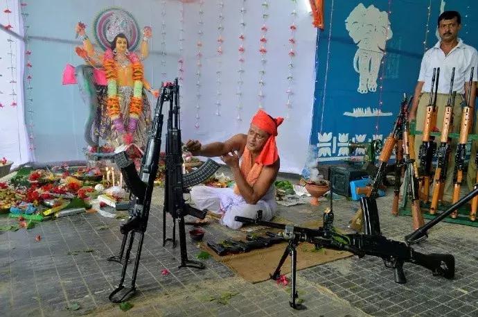 奇葩！5.7米的高粱引村民烧香祭拜，各国军营里迷信有哪些？