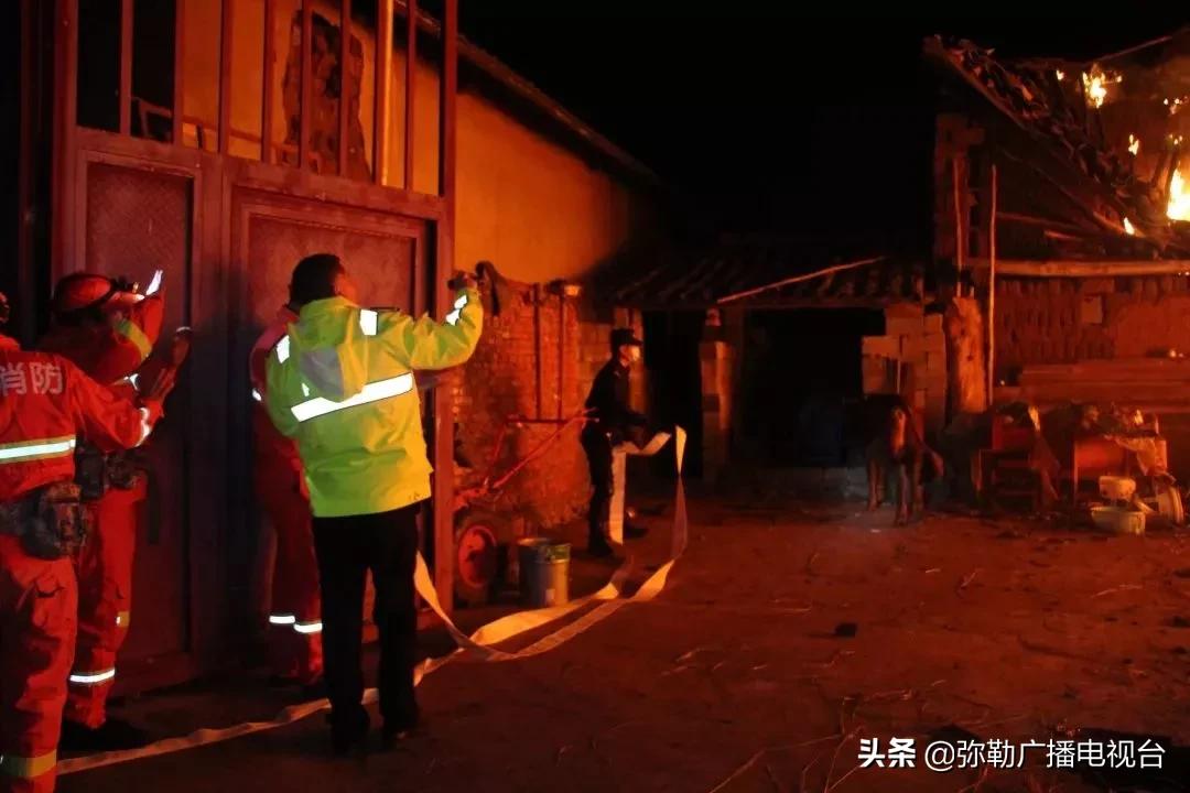 抗疫警员心疼瞬间,抗疫一线民警哭了