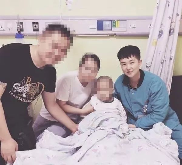 4岁女童掉进泥水坑4分钟后才被家长发现，溺水急救该怎么做？