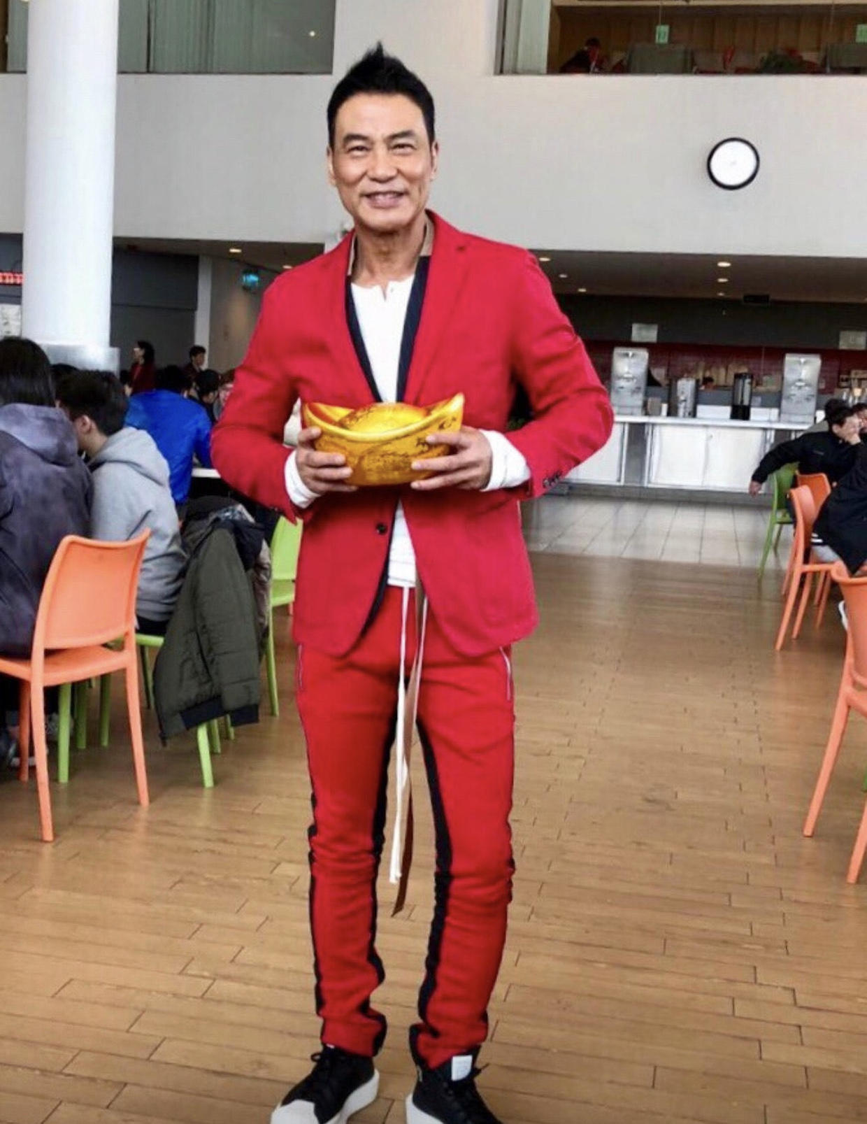 任达华穿粉紫红衣服西装,任达华穿什么颜色裤子好看