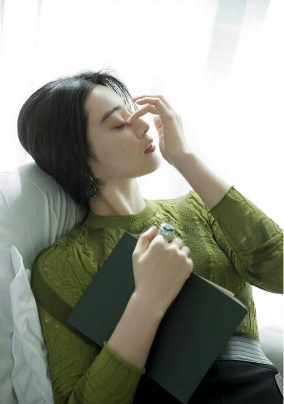 范冰冰最新机场穿裙子,范冰冰全身白到发光咋回事