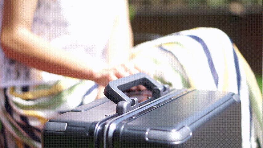 粗铝框设计，TSA密码锁，地平线8号行李箱，出差旅行好伙伴