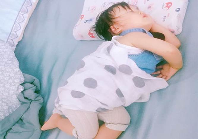 小孩子睡觉踢被要不要盖被,孩子睡觉时被人踢怎么办