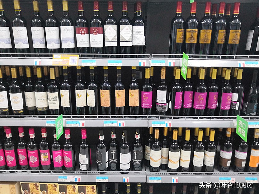 买红酒时，不管什么牌子，只要瓶子上带COPY英文的，多半是假红酒