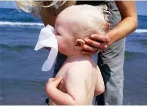 宝宝中耳炎是怎么引起的,宝宝耳朵中耳炎怎么处理